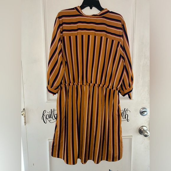 Polyester dress - Picture 2 of 2